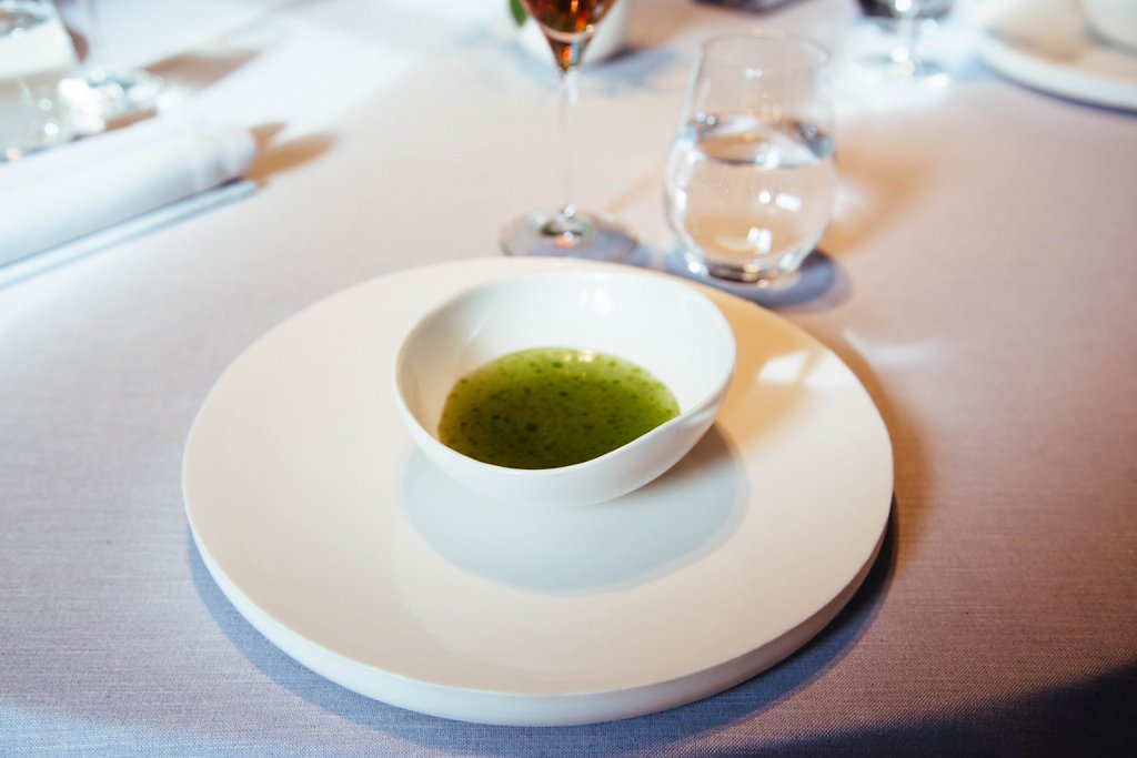 Broth with leguminous and basil